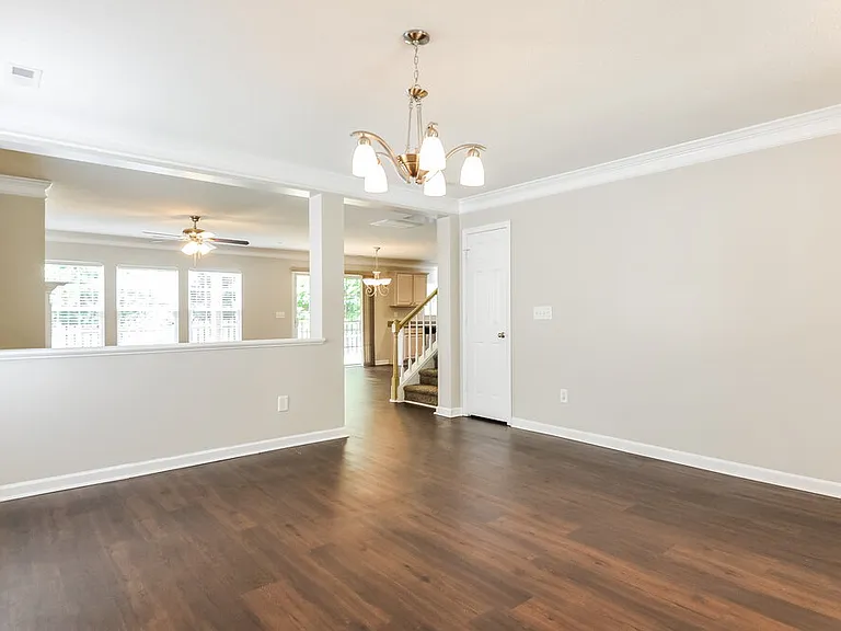 144 Georgetowne Dr — Photo 4