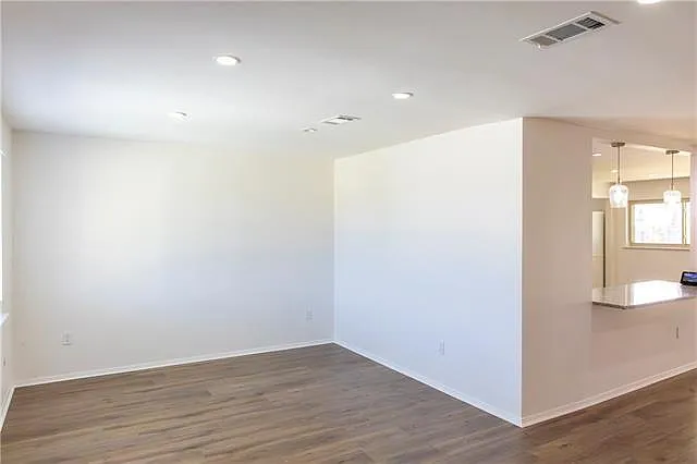 3 bed, 2.0 bath, 1900 sqft, $2,250 — Photo 2