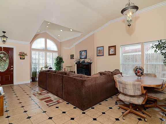 4th image of 8369 Bluebell Ct