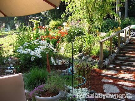 Garden
						:
						Front deck and garden