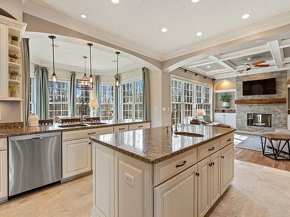 4th image of 834 Briarwood Ct