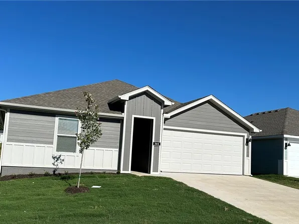 303 NW Pinwheel St, Gentry, AR 72734