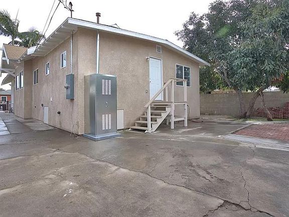3rd image of 726 S Van Ness Ave