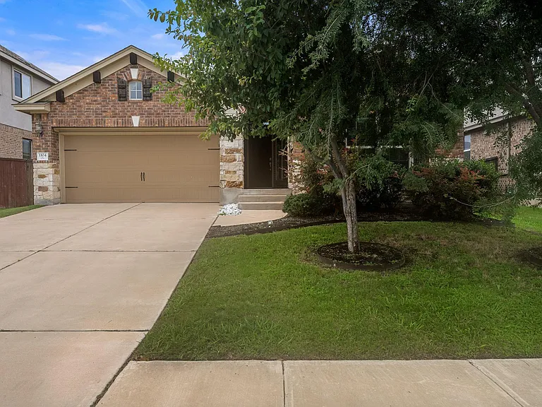 1104 Chad Dr — Photo 2