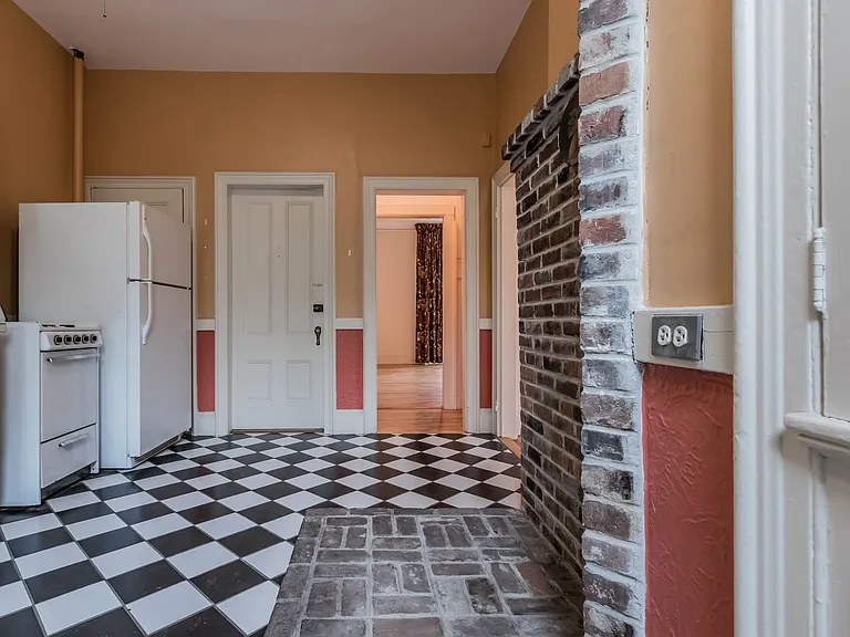 256 Vaughan St — Photo 21