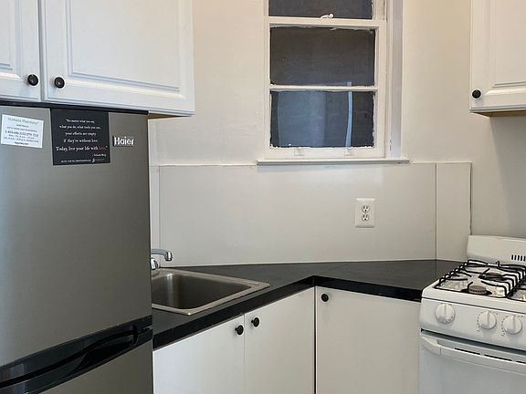 4th image of 232 E 78th St #3C