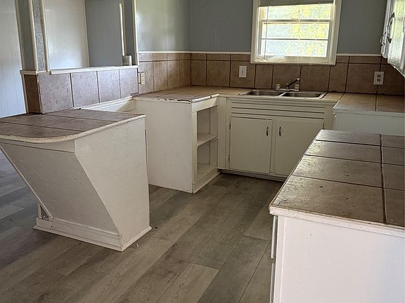 4th image of 501 Needham St