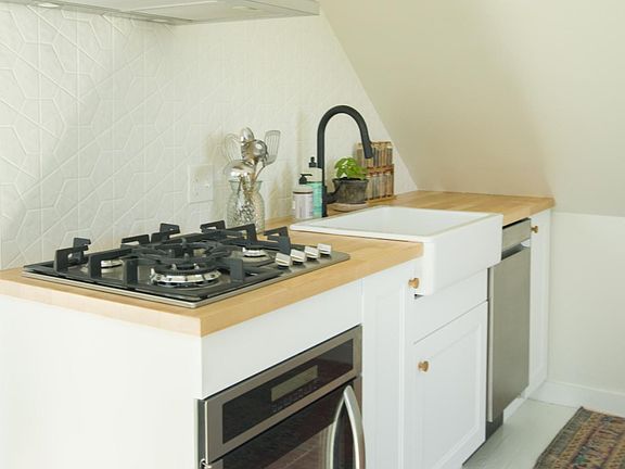 oven hood, fully stocked kitchen