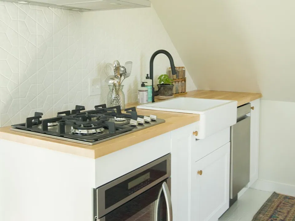 oven hood, fully stocked kitchen