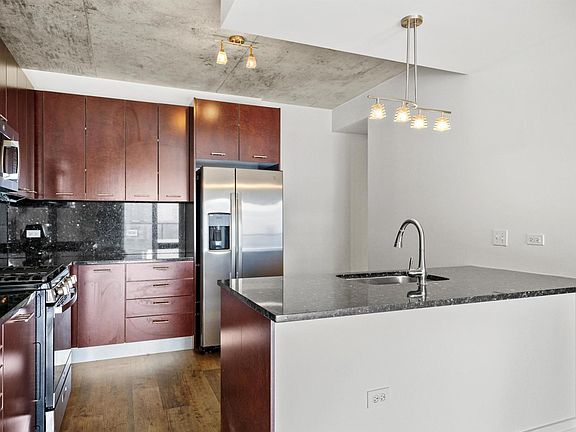 4th image of 659 W Randolph St APT 1716