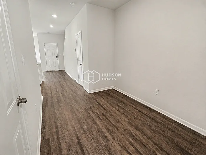 3 bed, 2.5 bath, 1367 sqft, $1,549 — Photo 3
