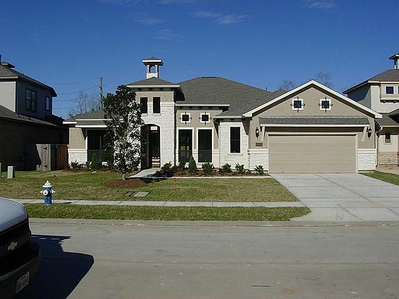 Large 21/2 car garage