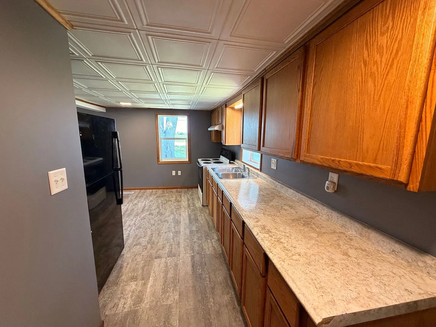 Spacious Family Home Near Schools and Parks in Rock Falls — Photo 3
