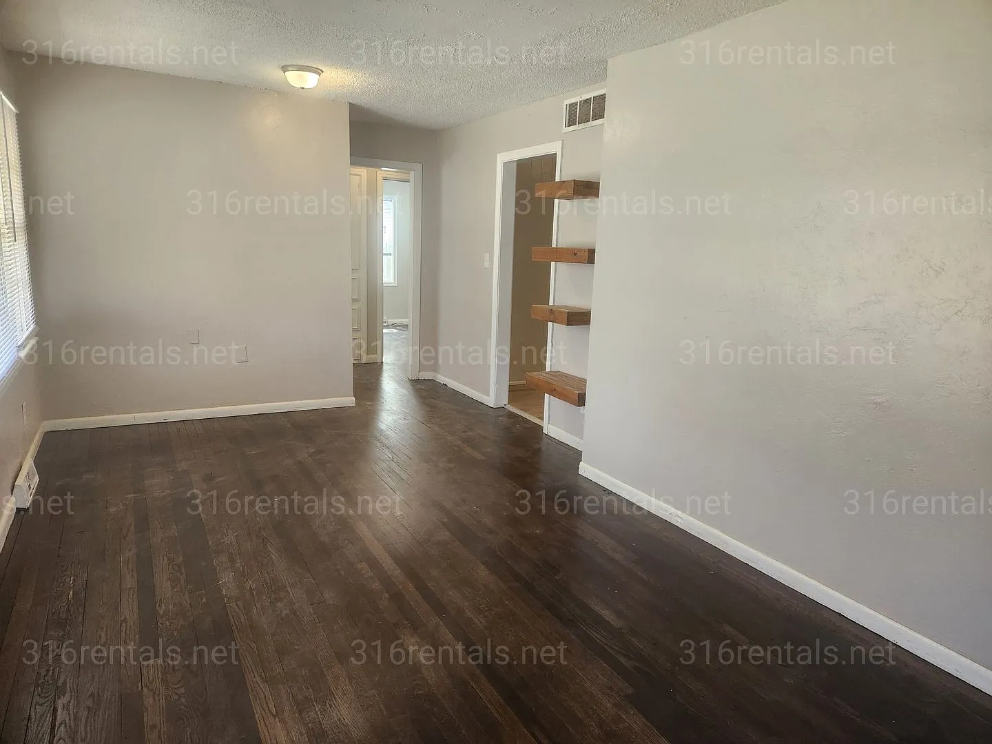 $1,195 - 3 bedroom/ 1 bathroom - Single Family Home — Photo 1