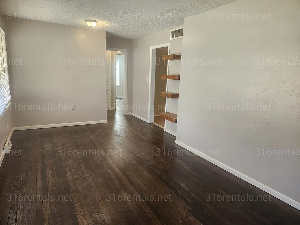 957 N Old Manor Rd