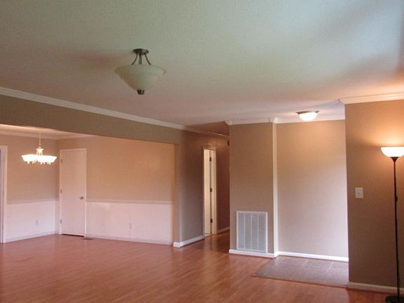 3rd image of 1614 Hillview Dr