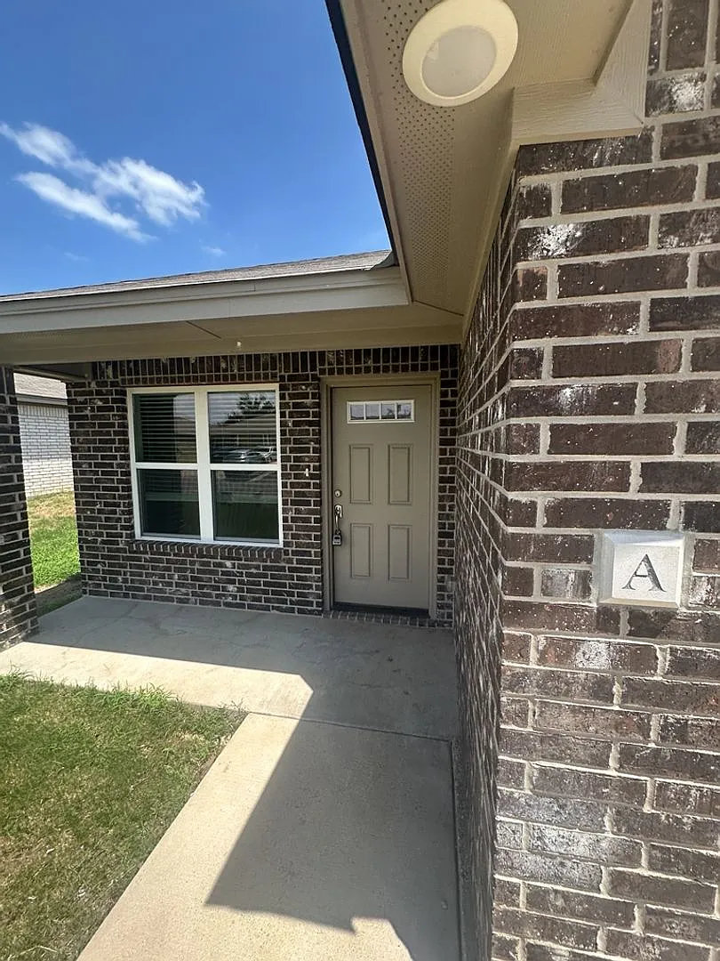 Building Photo - 3103 Stonewall Dr #A