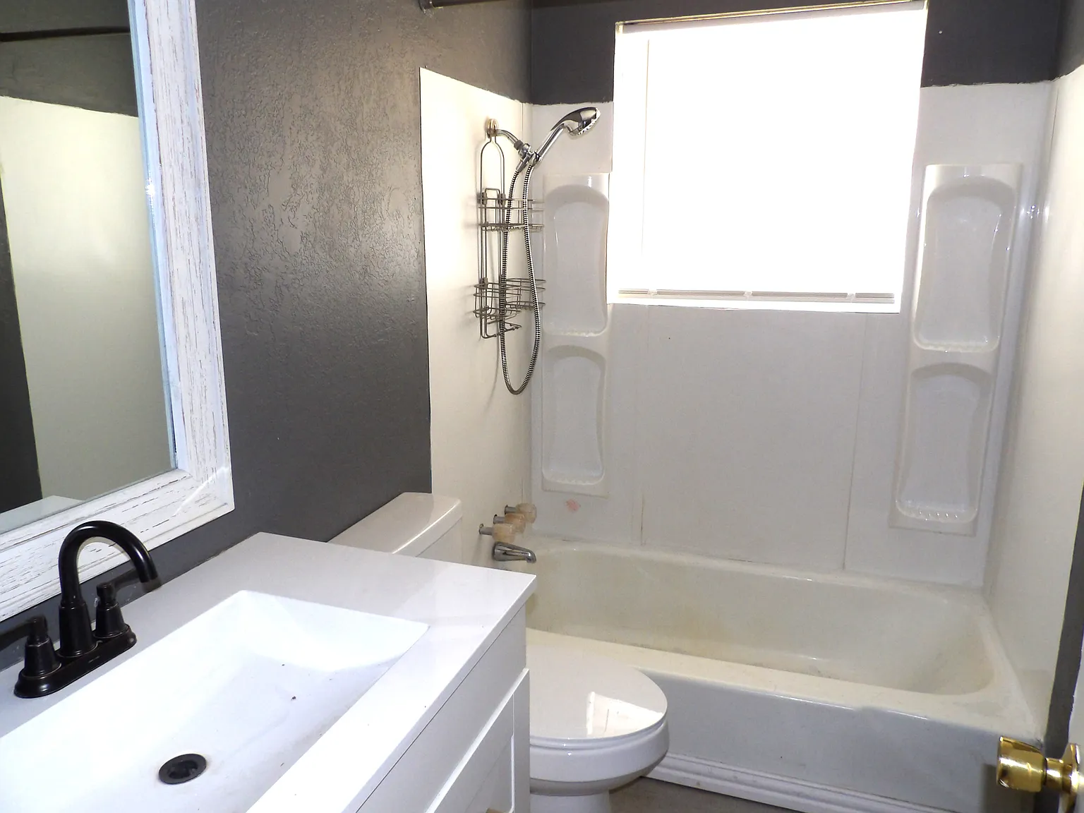 3 bed, 855 sqft, $725 — Photo 2