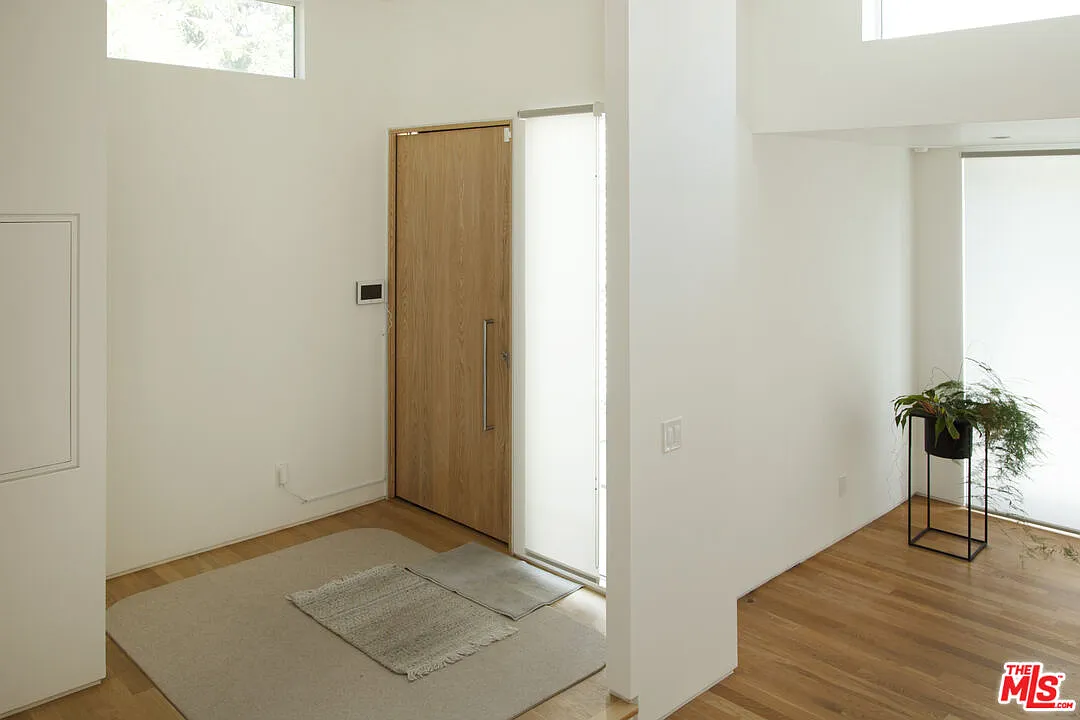 2 bed, 2.5 bath, 1924 sqft, $7,000 — Photo 2