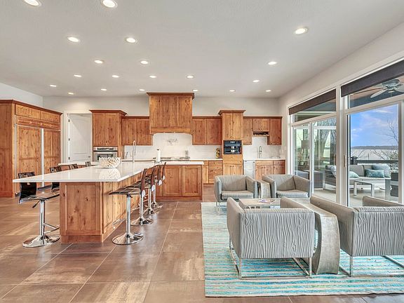 4th image of 3907 Lake Shore Dr