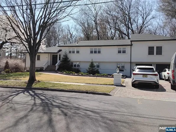 19 Coles Ct, River Edge, NJ 07661