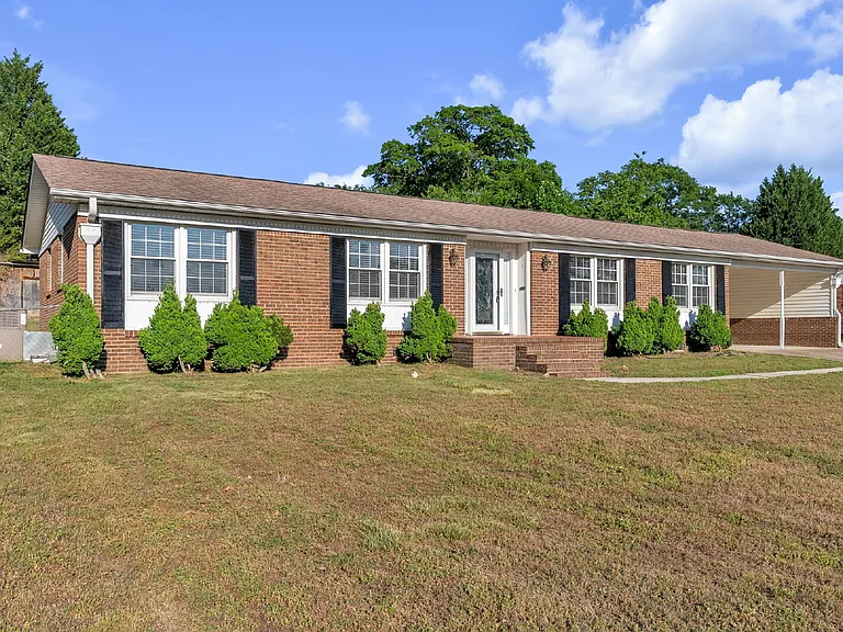 4 Dickens Ln — Photo 2