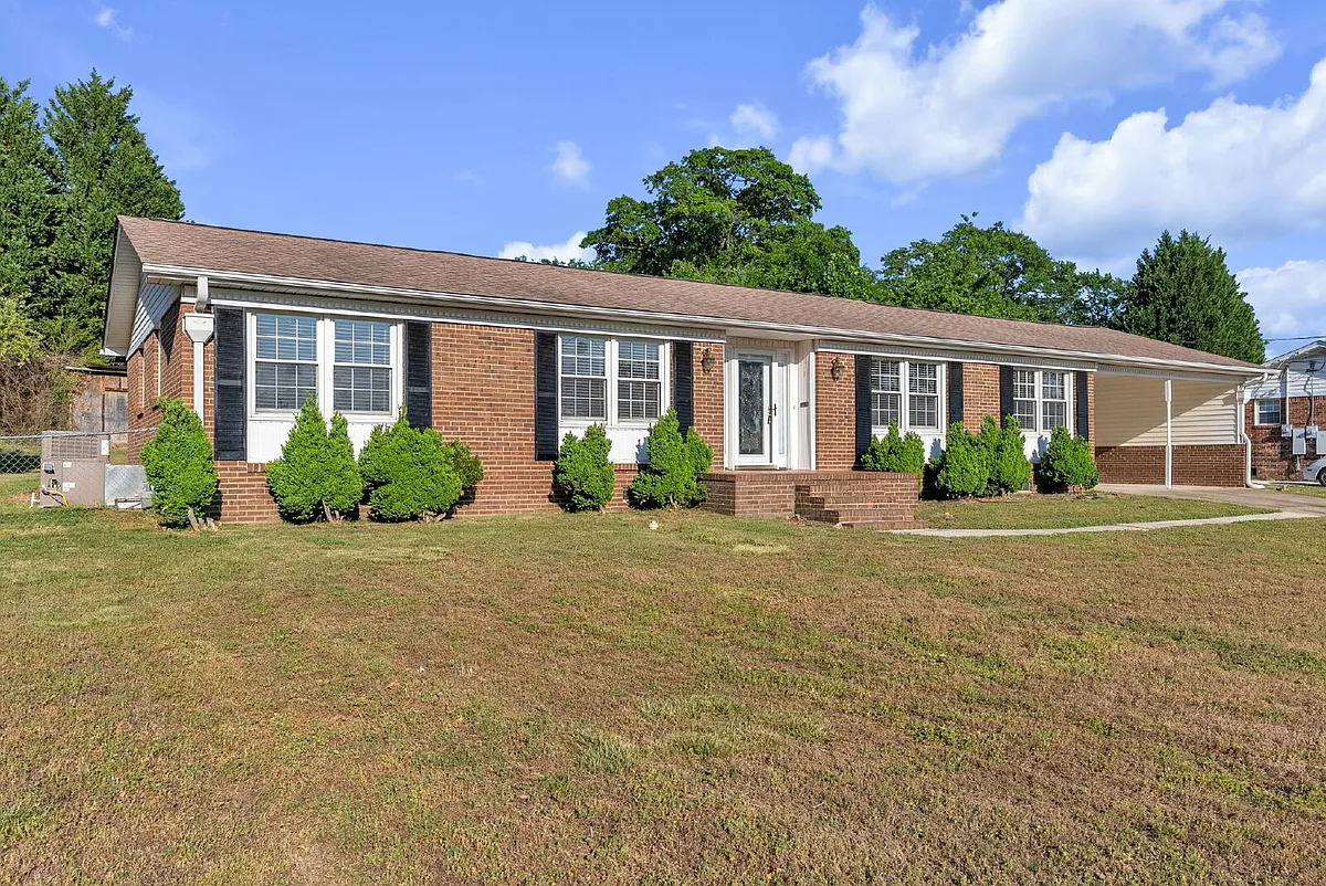 Building Photo - 4 Dickens Ln