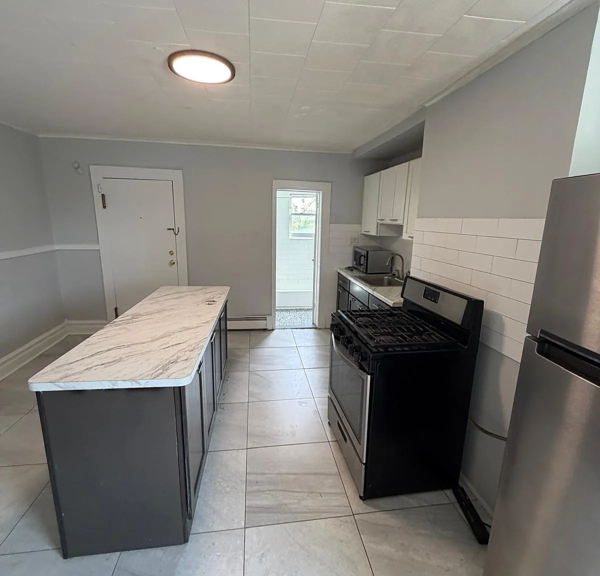3 bed, 1250 sqft, $1,995 — Photo 1