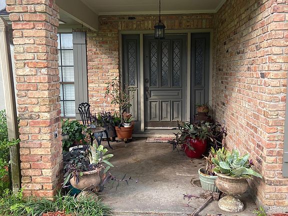 5th image of 408 Montrose Ave