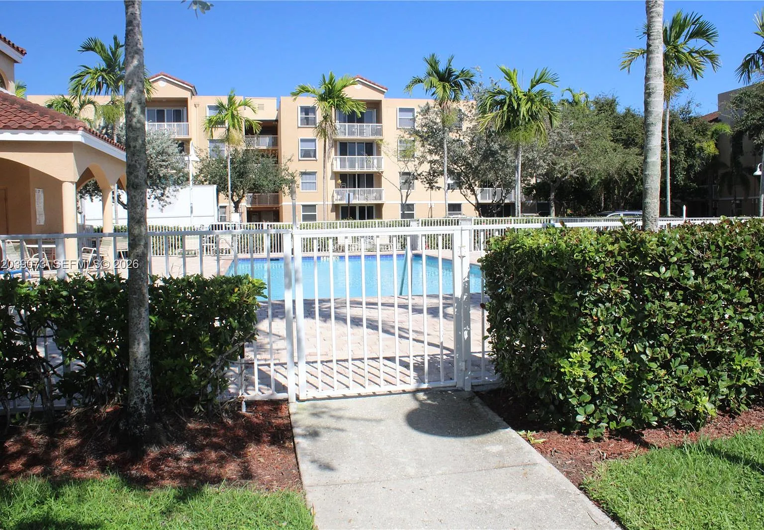Sheridan Beach Club Condo — Photo 1