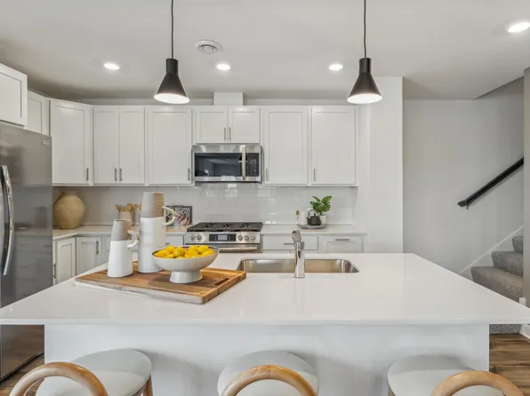 5339 Long Pointe Pass, Woodbury, MN 55129