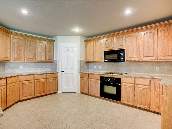5th image of 19285 Horseshoe Dr