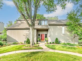 587 Old Barn Rd APT D, Lake Barrington, IL 60010