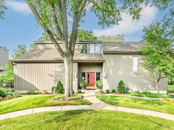 587 Old Barn Rd APT D, Lake Barrington, IL 60010