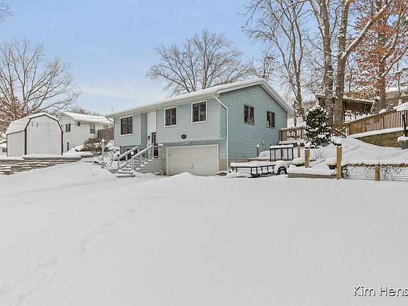 3rd image of 4172 Huntington Ave NE