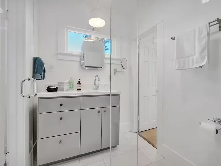 656 Broadway St — Photo 16