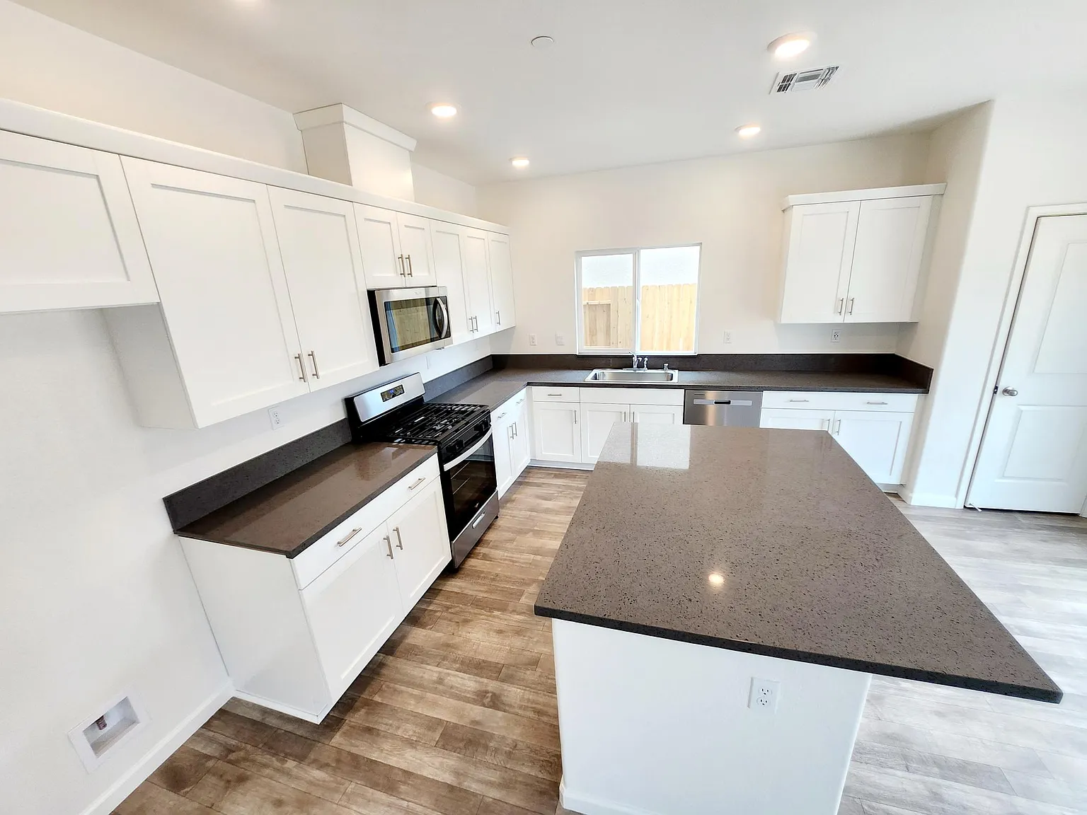 4 bed, 2.5 bath, 1811 sqft, $3,000 — Photo 4