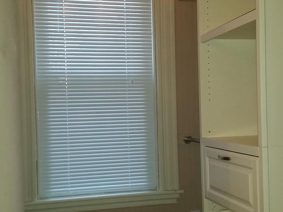 Bedroom walk-in Closet