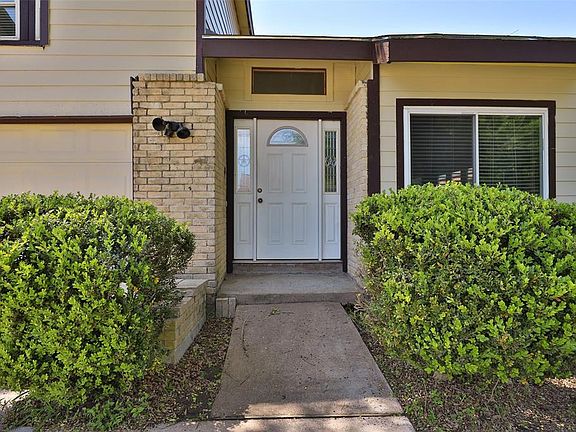 3rd image of 7606 Hollow Glen Ln