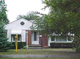 19123 Chester St, Grosse Pointe, MI 48236