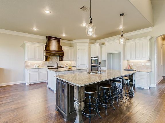5th image of 2081 Clive Dr