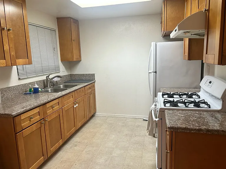 1620 Acacia — Photo 8