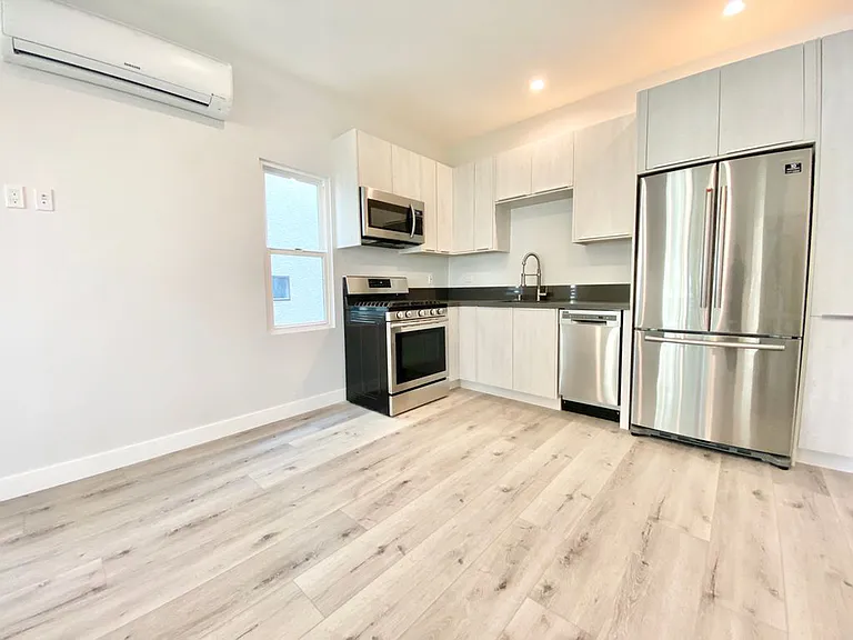 N Swall Apartments — Photo 2