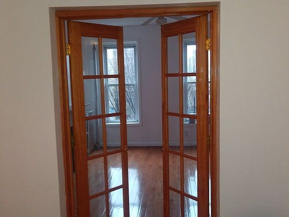3rd image of 438 13th St #3