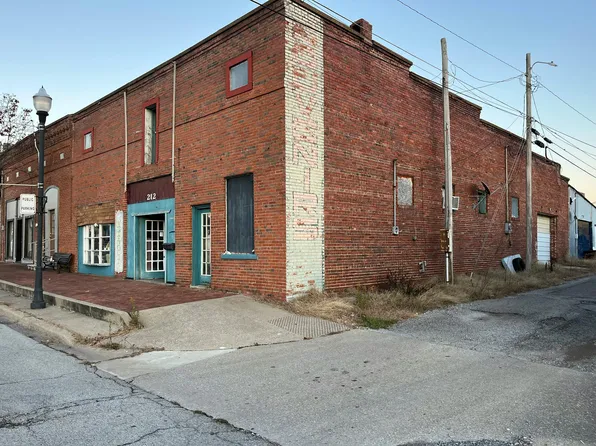 212 Ferry St, Metropolis, IL 62960