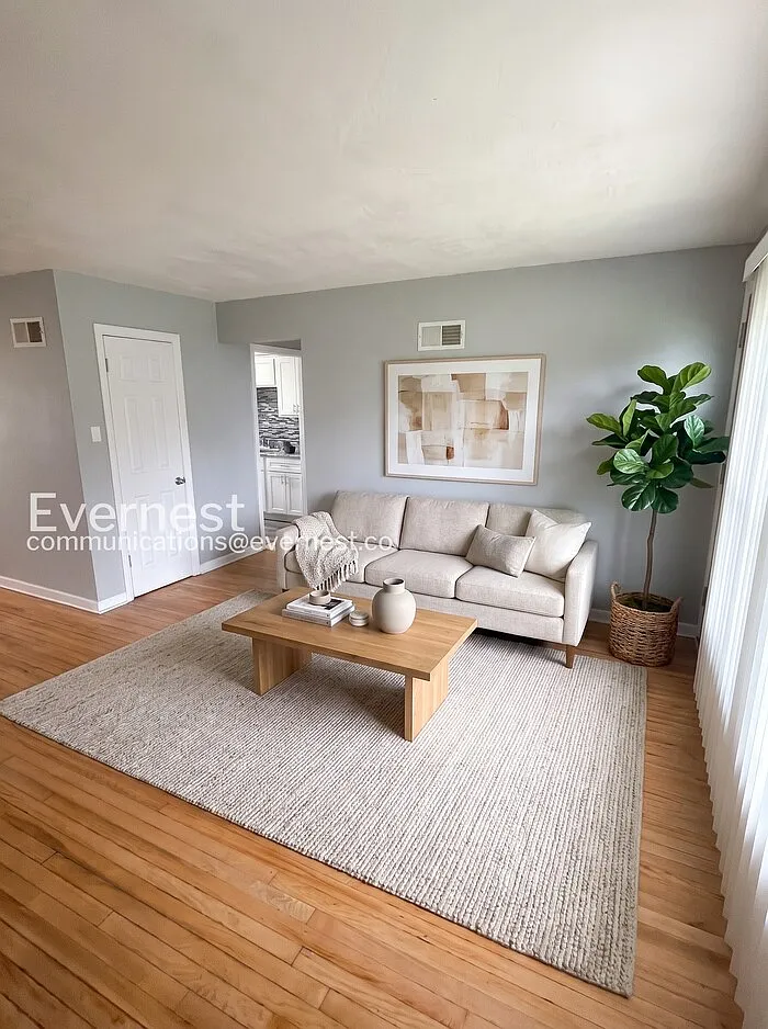 3 bed, 1.0 bath, 950 sqft, $1,375 — Photo 2
