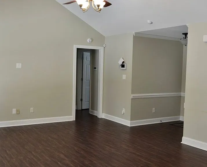 816 Stoneview Dr — Photo 2