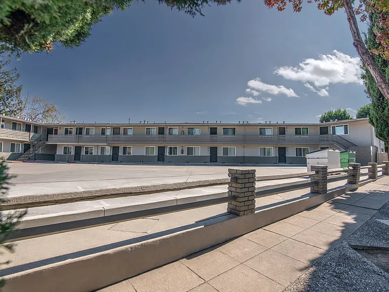 Willow Manor Apartments — Photo 3