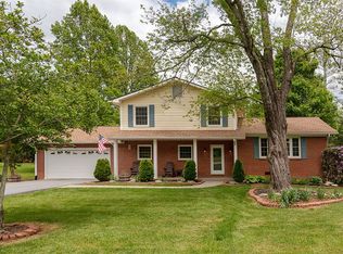 104 Underhill Rd, Hendersonville, NC 28792