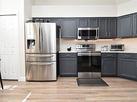 5th image of 6919 Della Dr APT 32